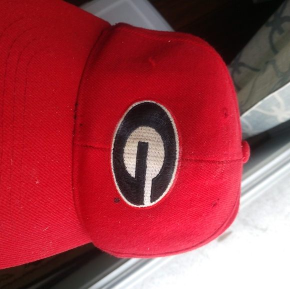 Georgia Bulldogs hat with classic G. Baseball style. Best for smaller head. GUC - Picture 4 of 12
